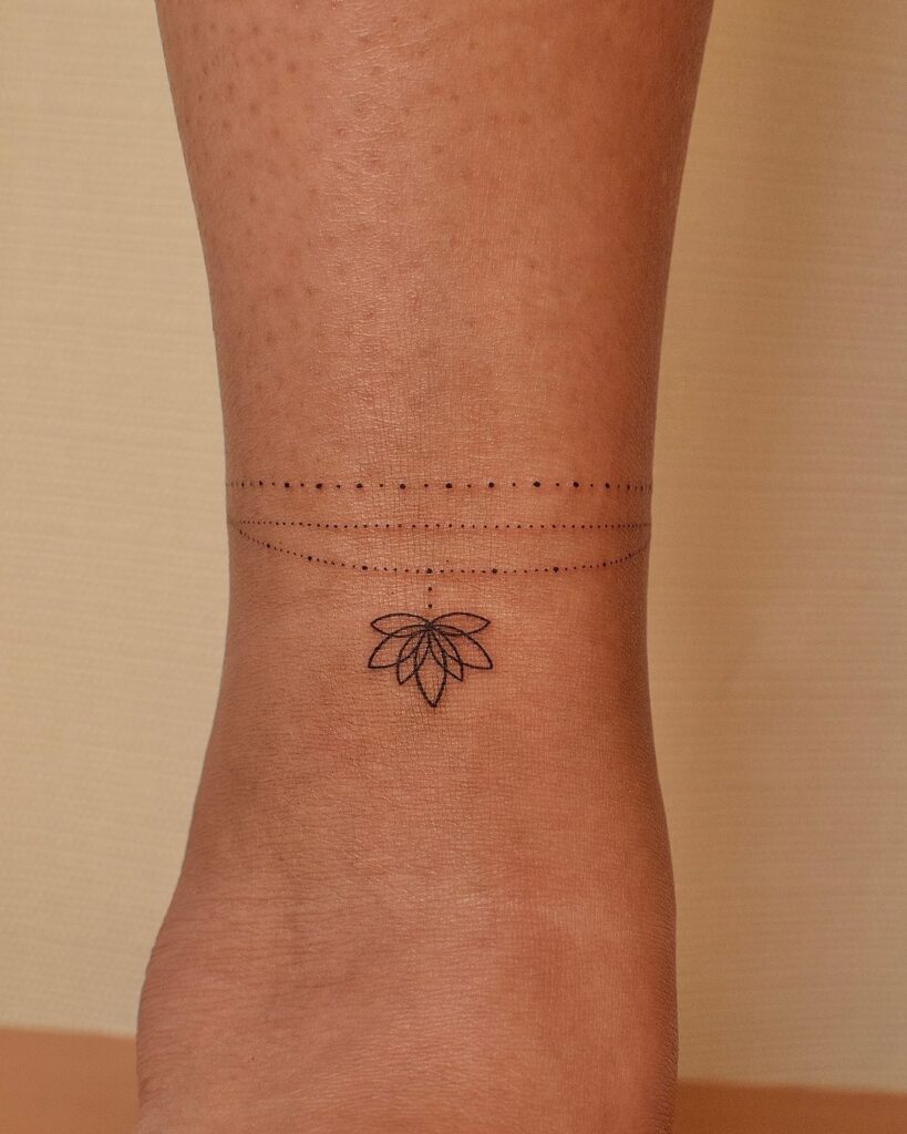 Tatuaje de tobillera de loto