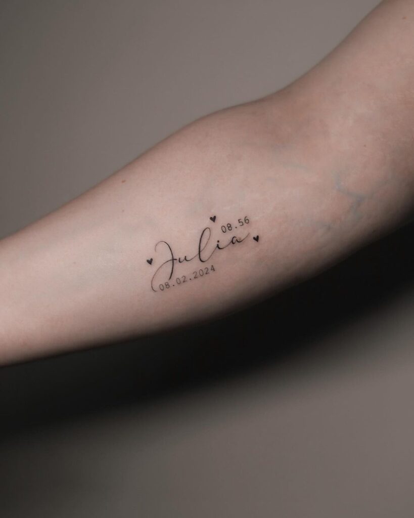 Tatuaggio con nome e data di nascita