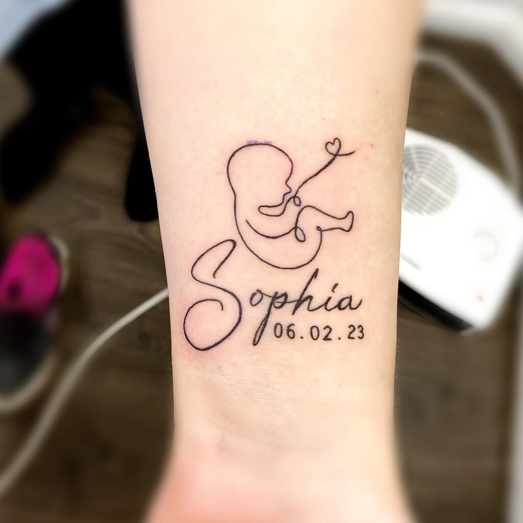 Primeira tatuagem de uma linha para o bebé