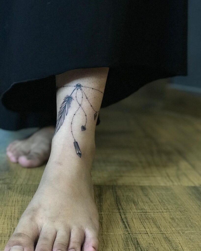 Tatuaje de tobillera con pluma, pluma y corazón