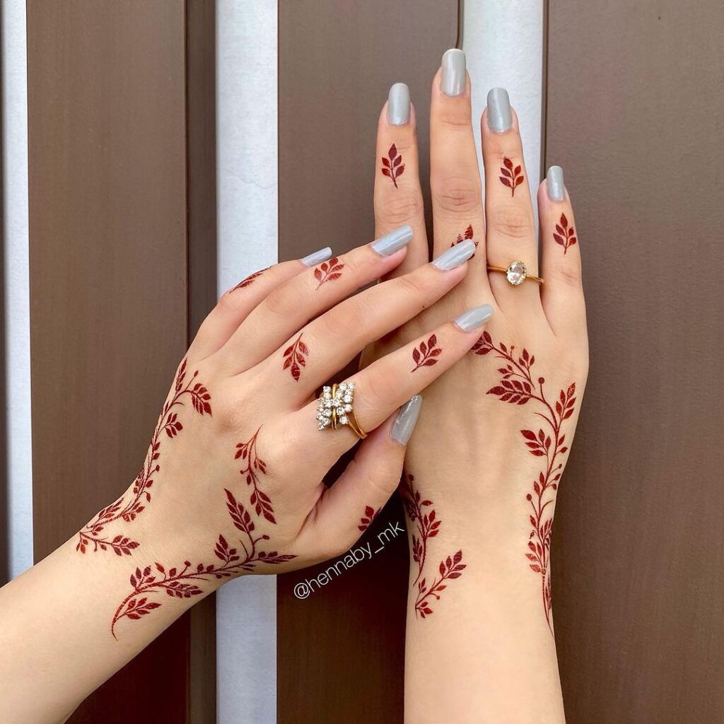 Tatuagem de hena com folhas vermelhas