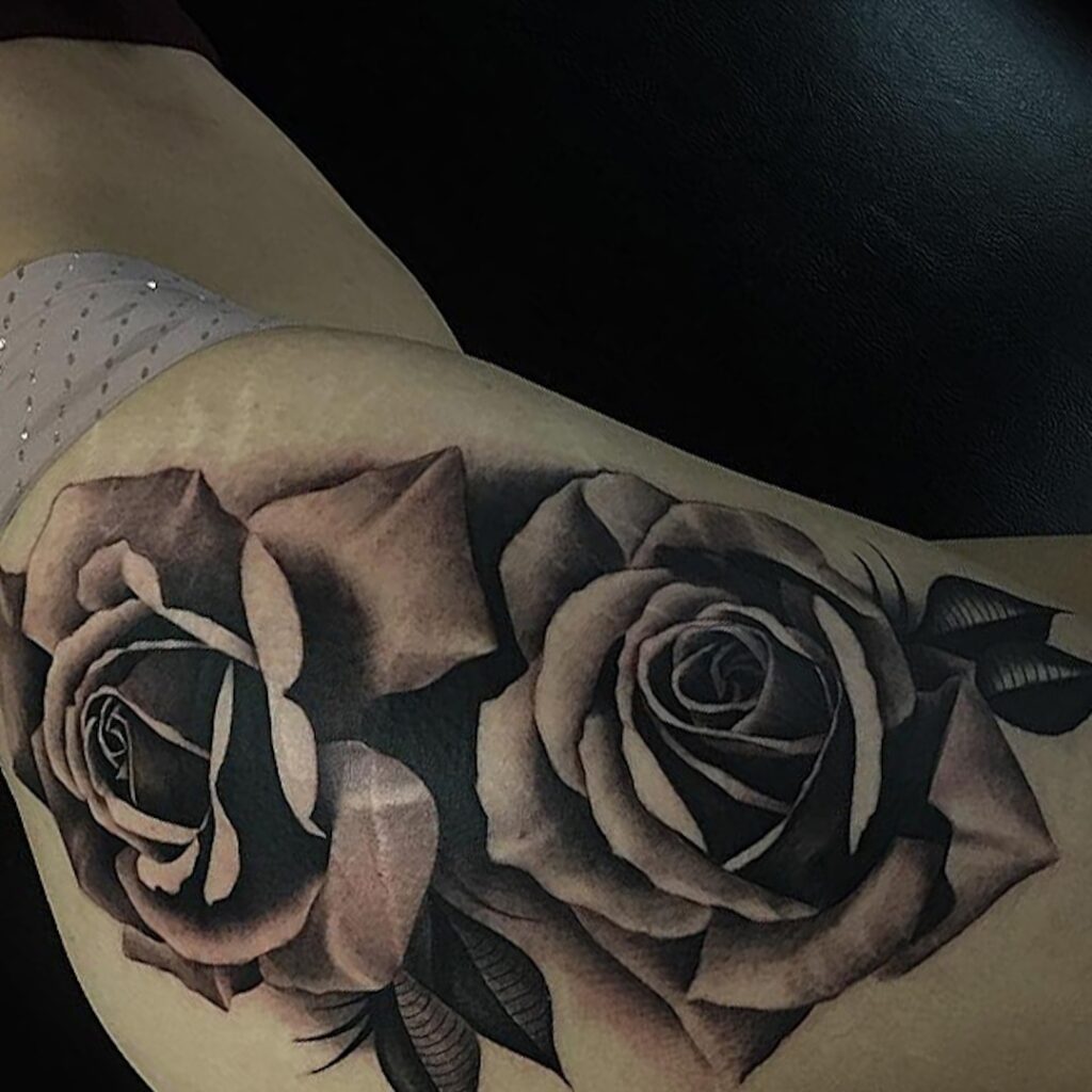 Tatuagem de anca com rosas