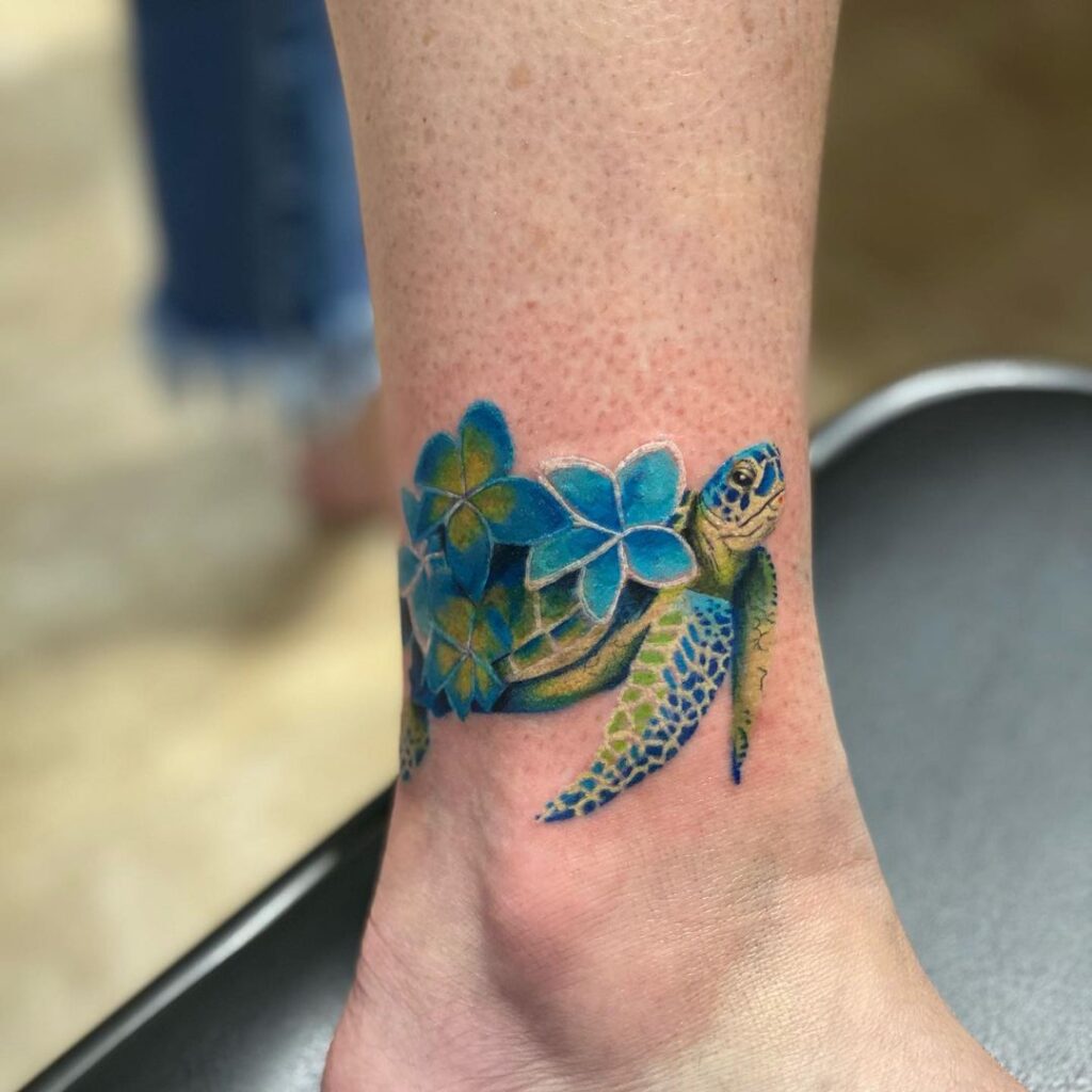 Tatuaje de tortuga en el tobillo