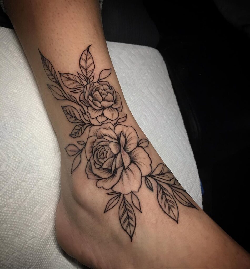 Tatuaje de rosas en el tobillo