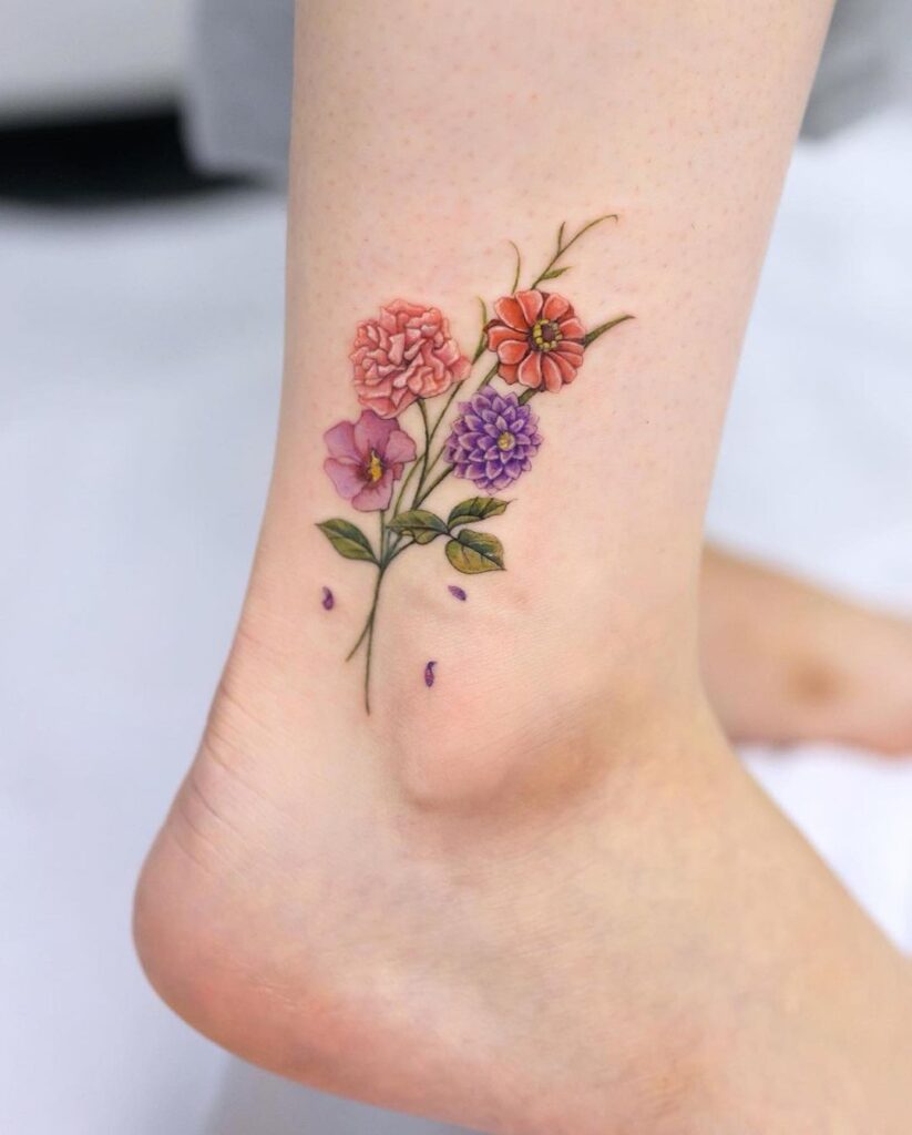 Tatuaje floral en el tobillo