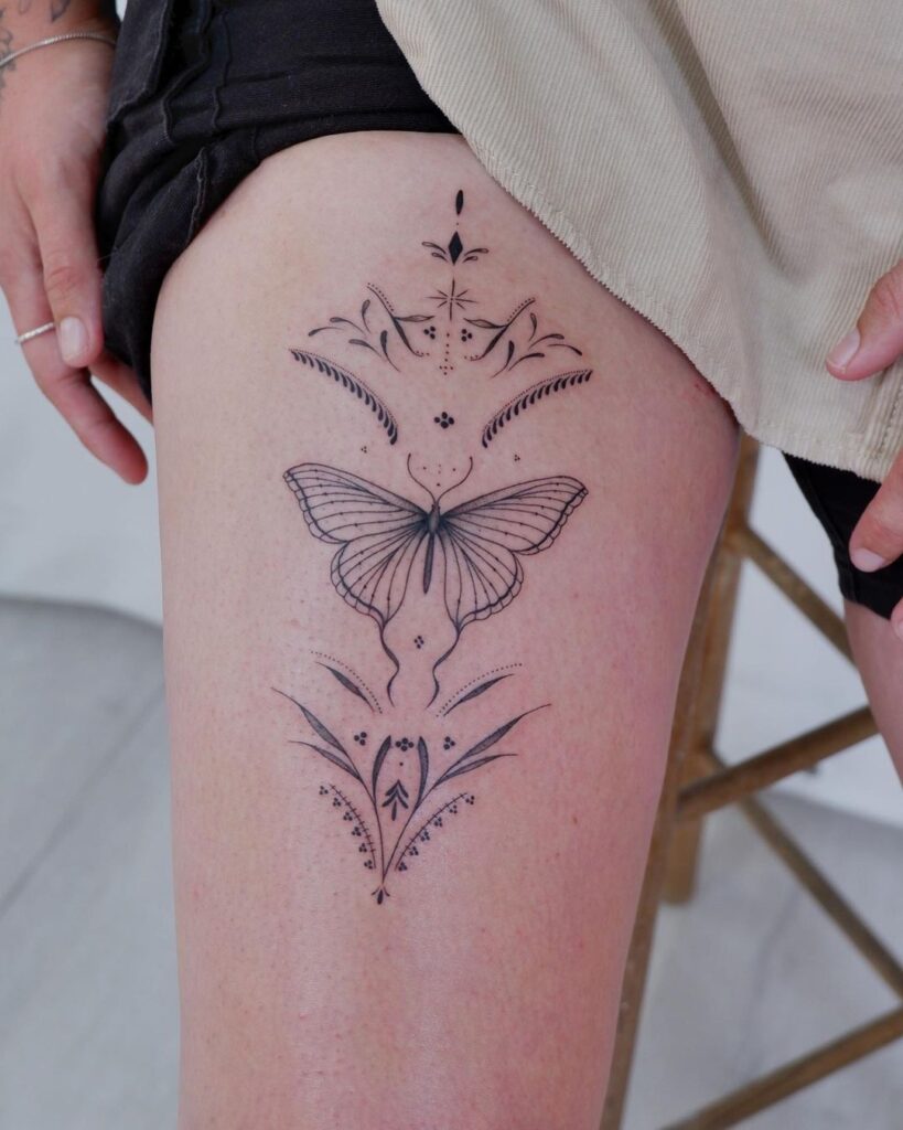 Tatuagem de traça com ornamentos