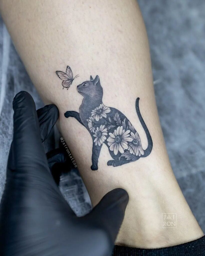 Tatuaje de un gato juguetón