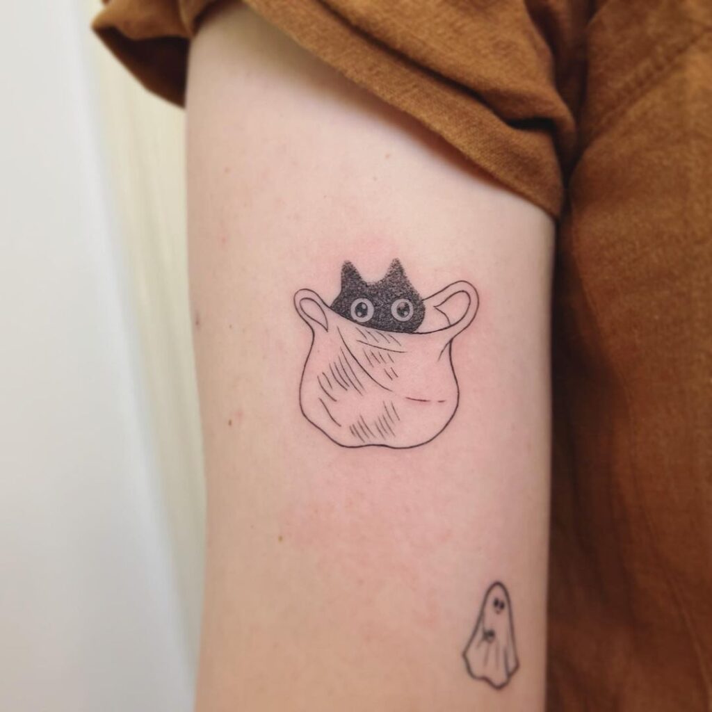 Tatuagem de gato num saco de plástico