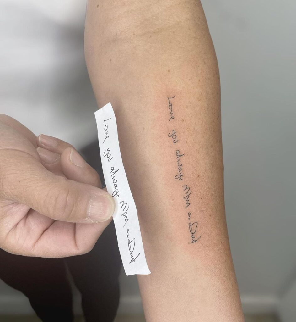 Tatuaggio di una nota scritta a mano