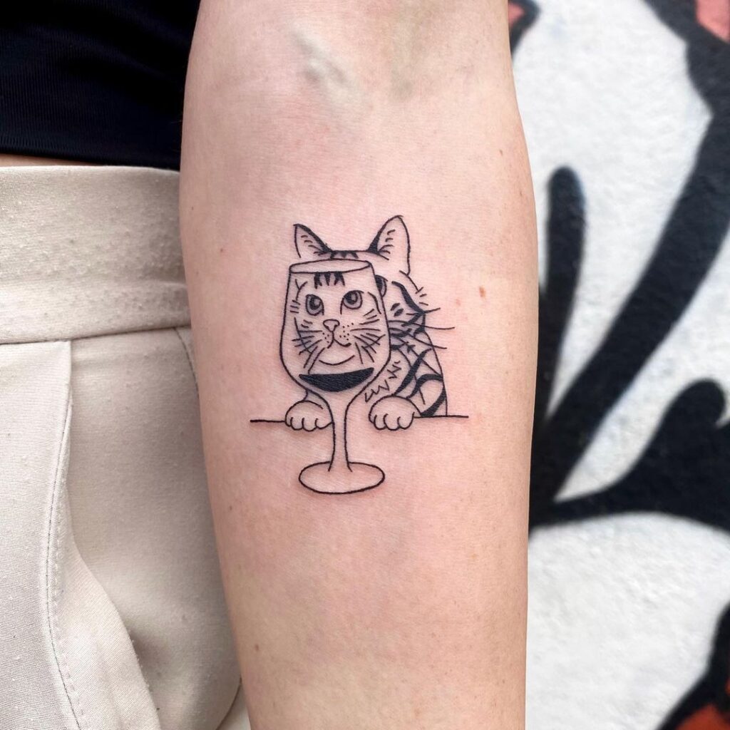 Tatuagem de gato atrás de uma videira