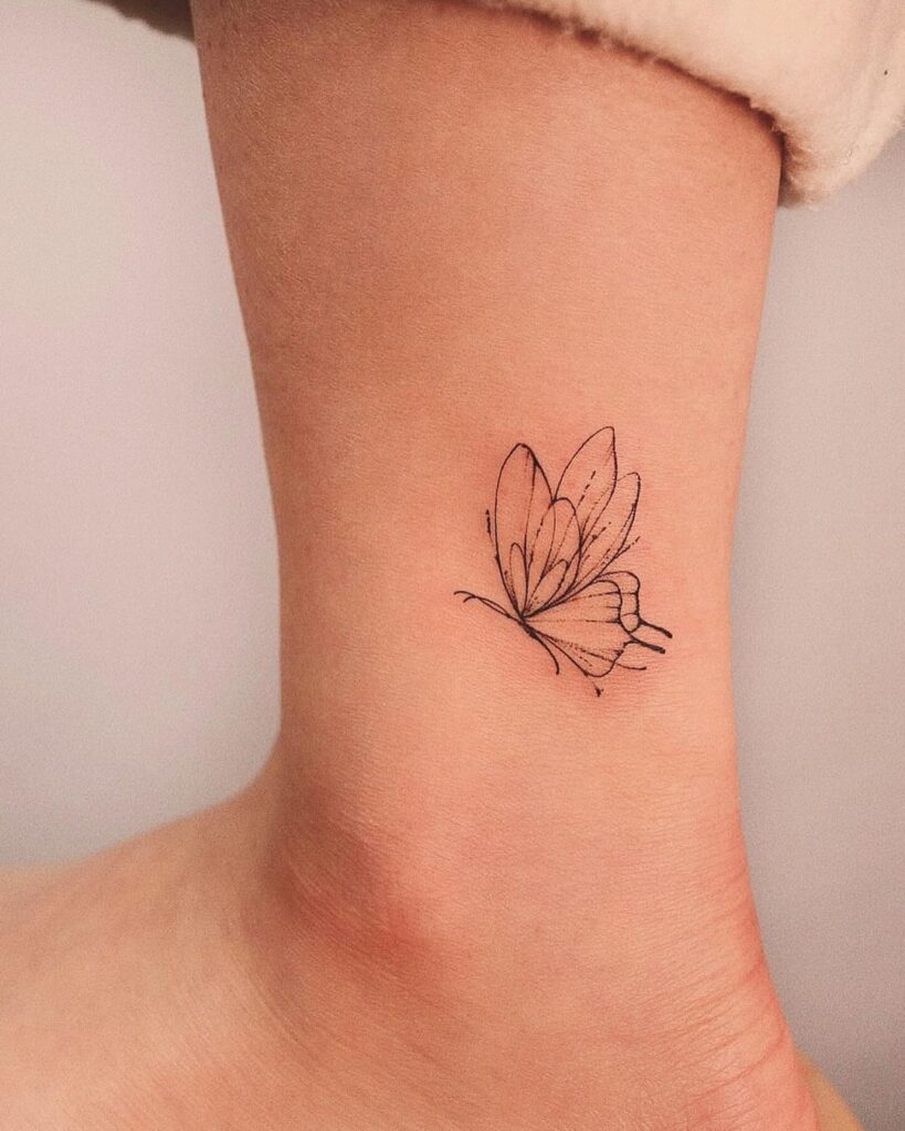 Tatuaje de mariposa en el tobillo