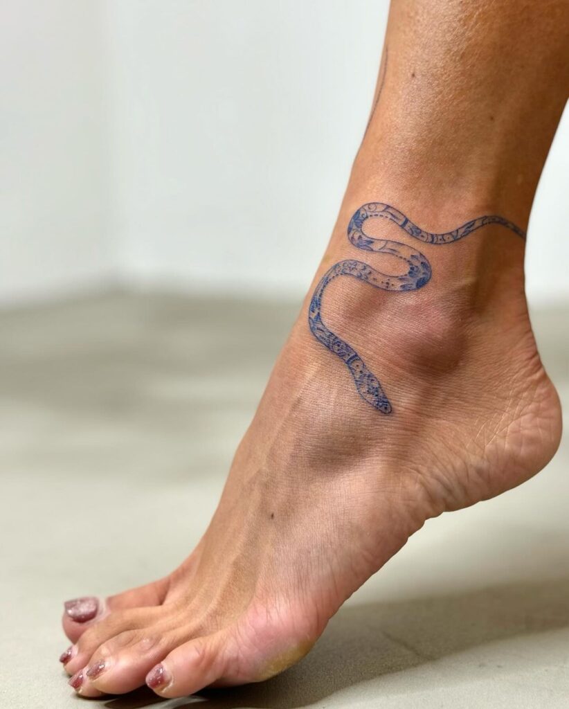 Tatuaje de serpiente en el tobillo