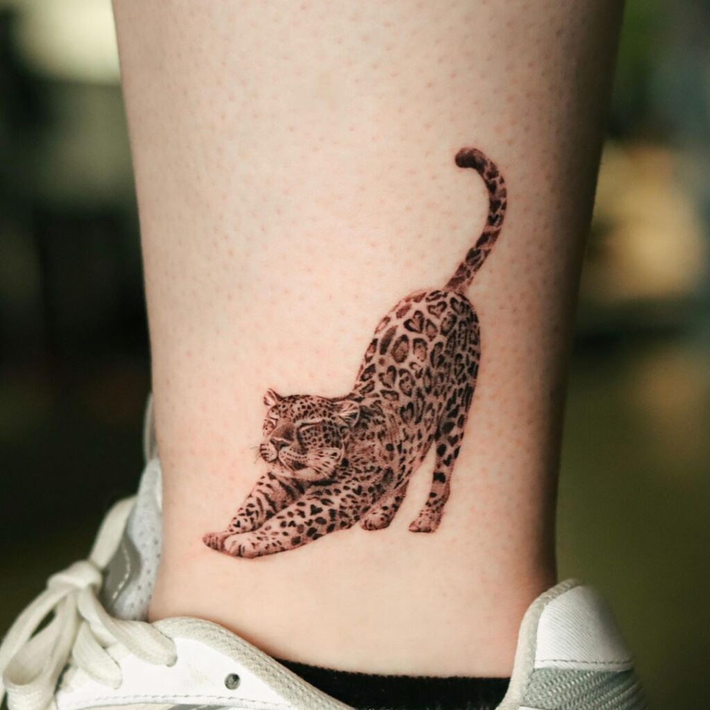 Tatuagem de leopardo no tornozelo