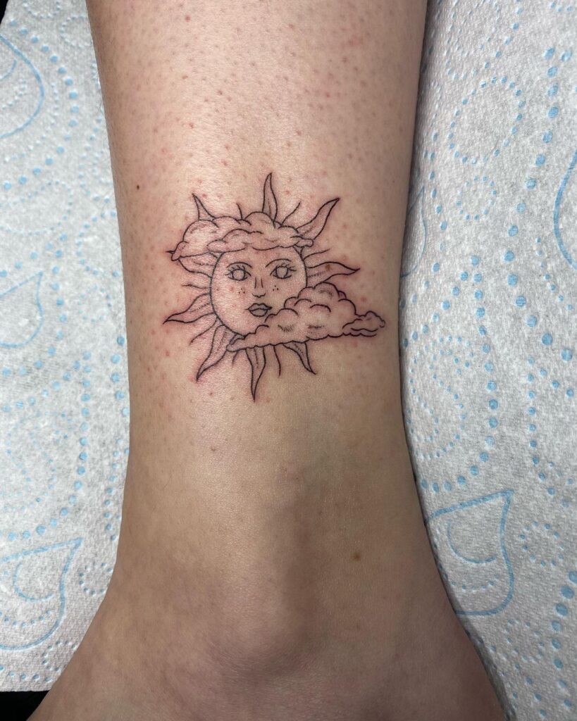 Tatuaje de sol y nubes en el tobillo