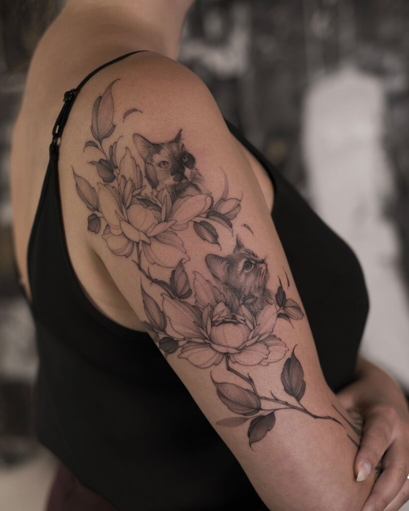 Tatuaje de media manga de gatos y flores