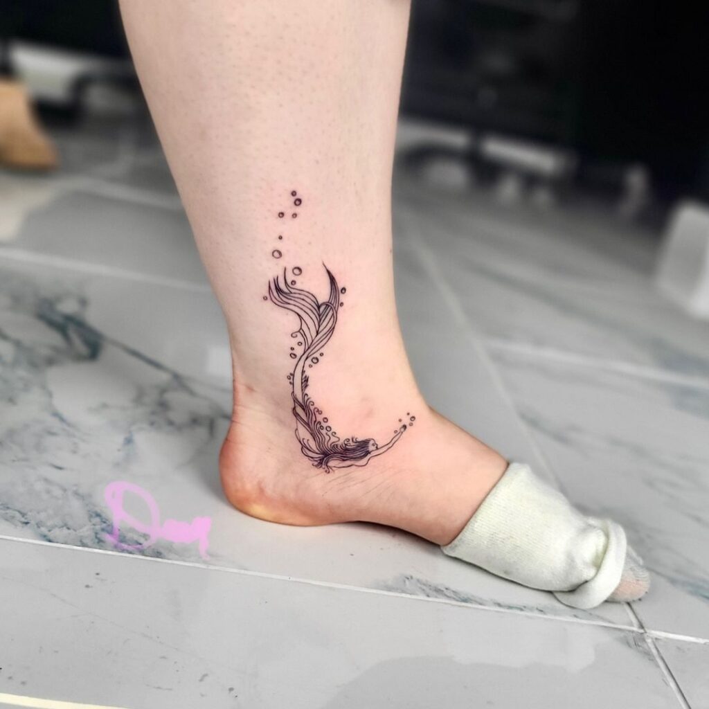 Tatuagem de sereia no tornozelo