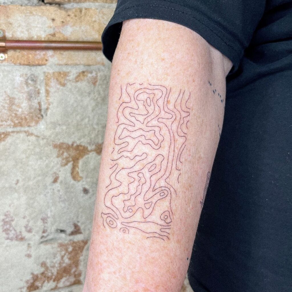 Tatuaje de un mapa topográfico