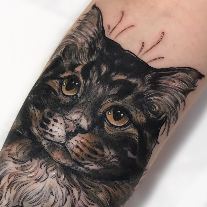 Tatuaggio realistico con ritratto di gatto