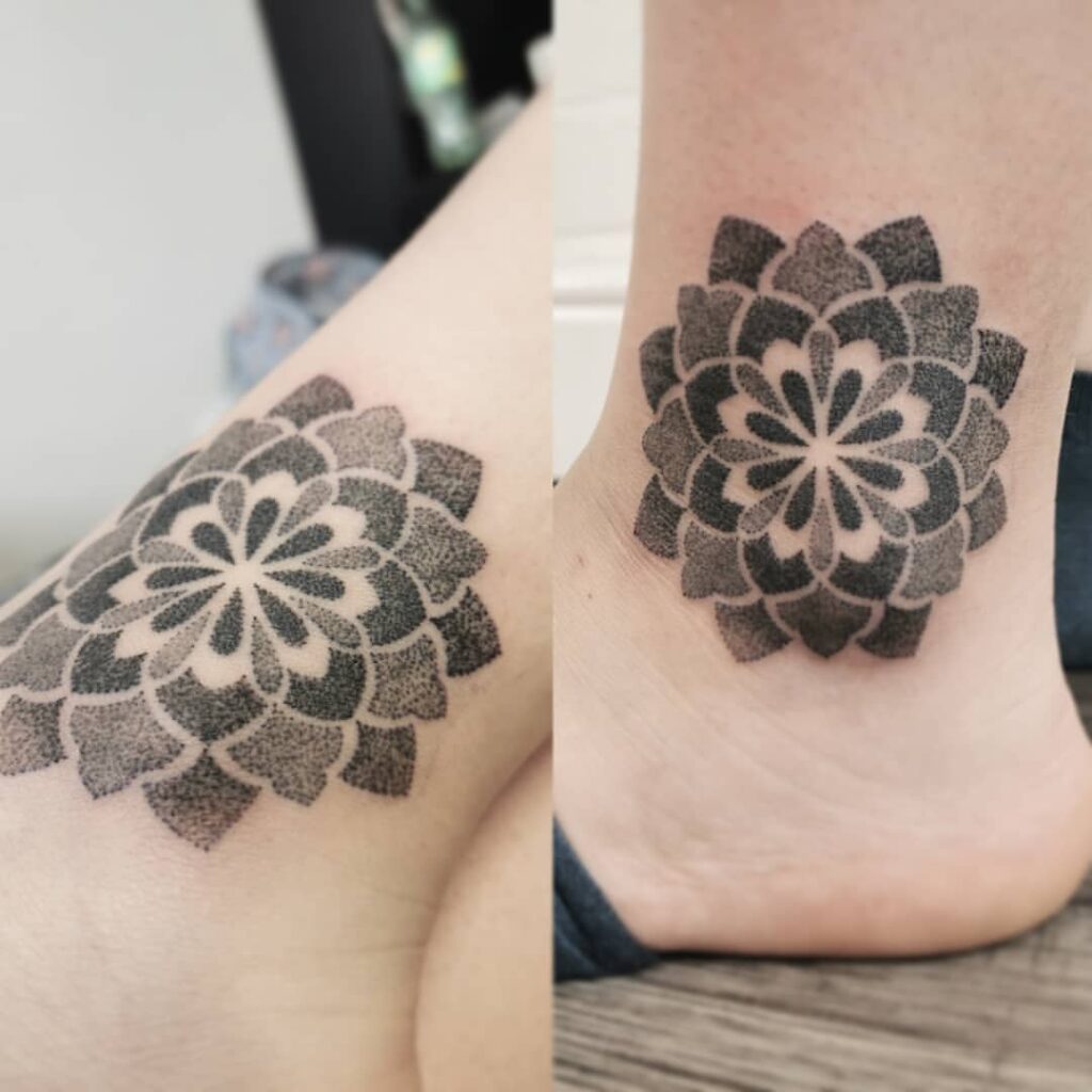 Tatuagem de mandala no tornozelo