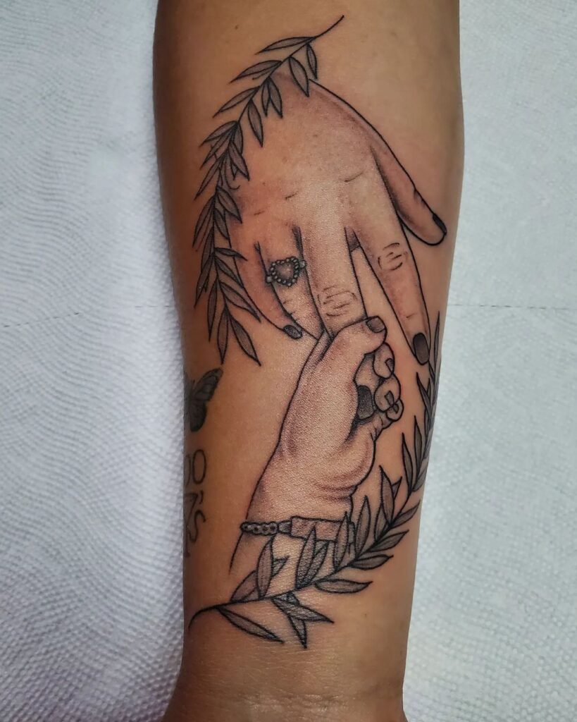 Tatuaje de manos cogidas