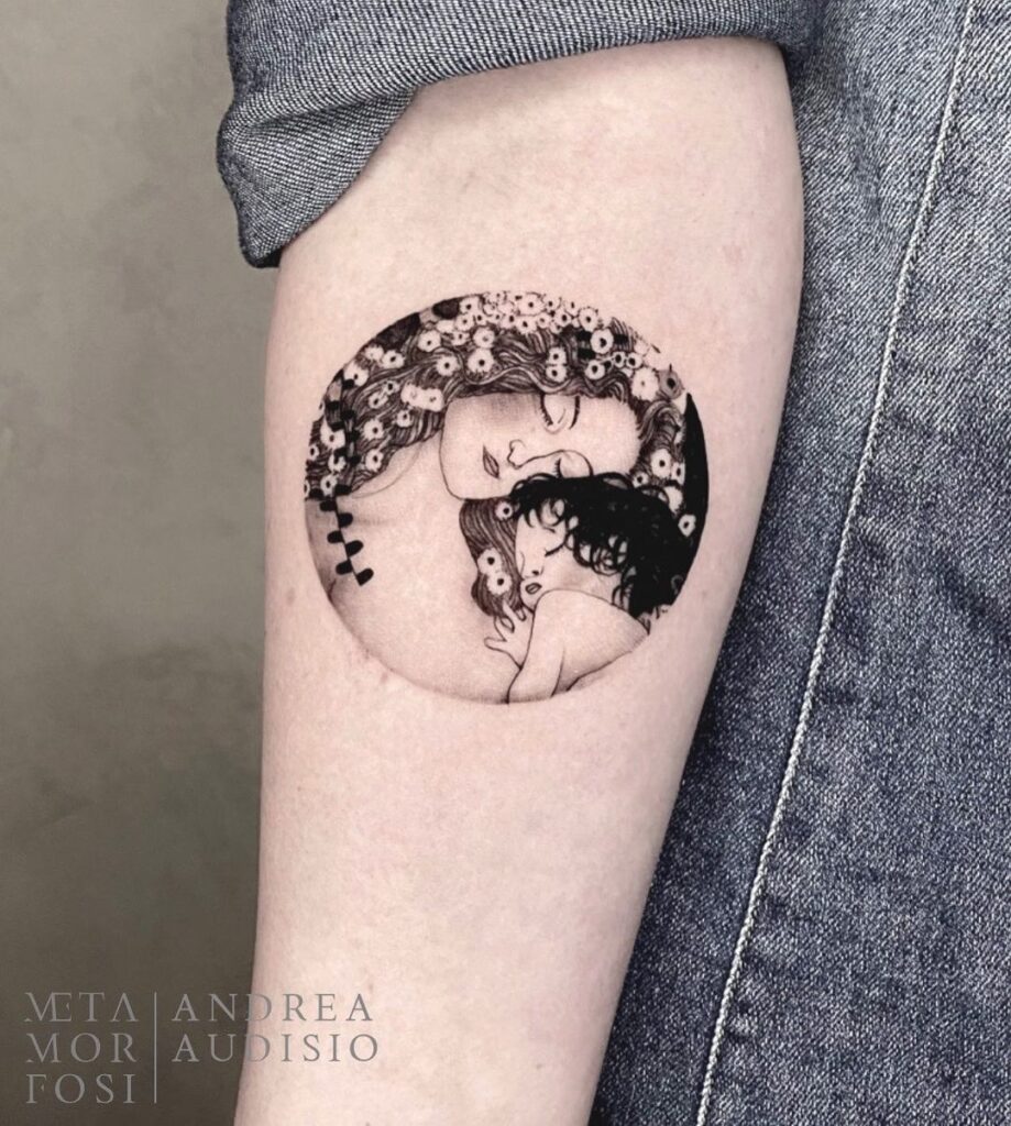 Artista famoso che dipinge tatuaggi