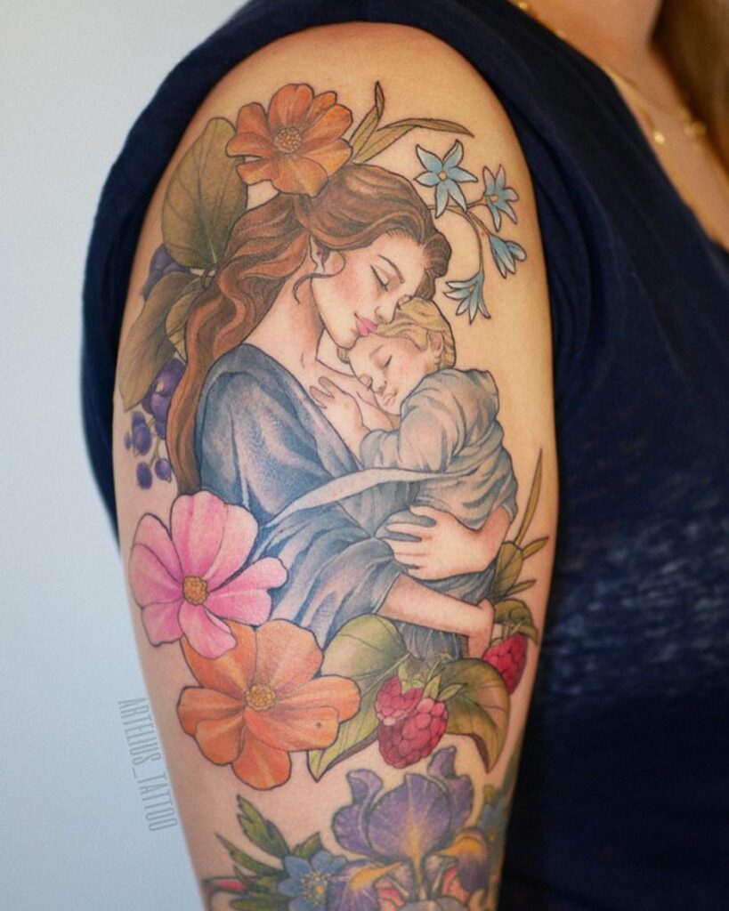 Colorido tatuaje de maternidad