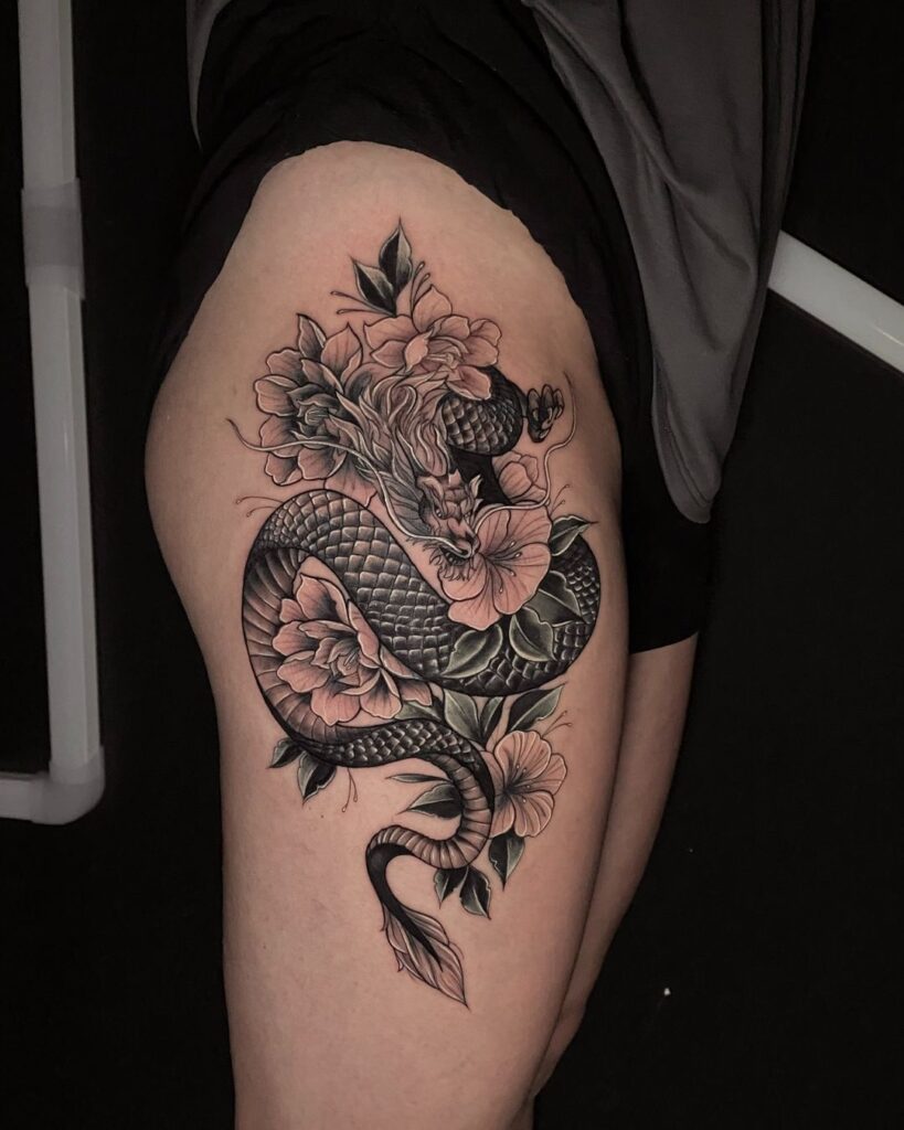 Tatuaggio del drago sulla coscia