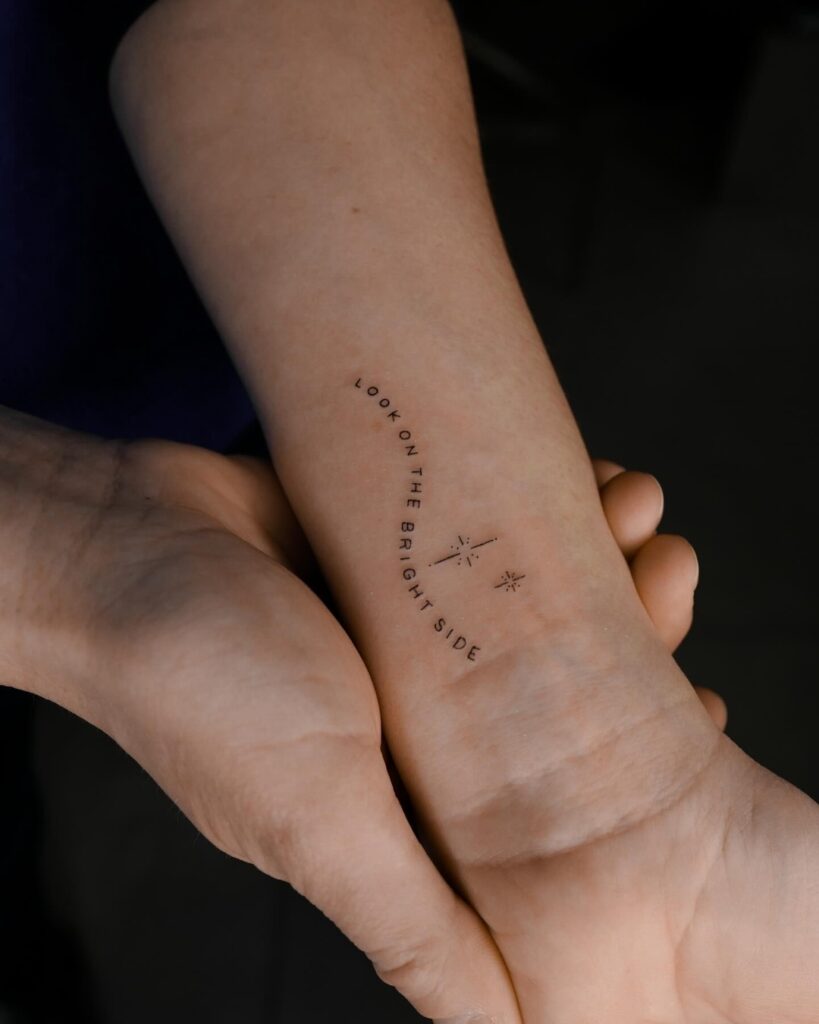 Tatuagem com letras pequenas