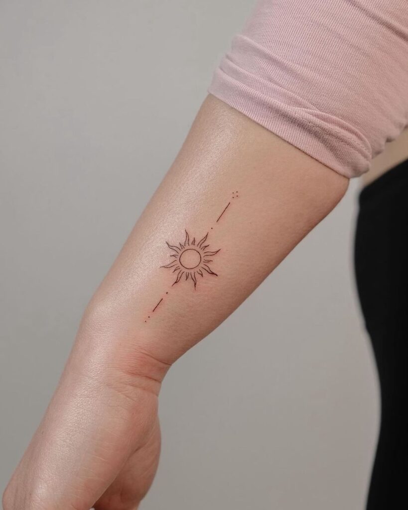 Tatuaje sencillo de un sol