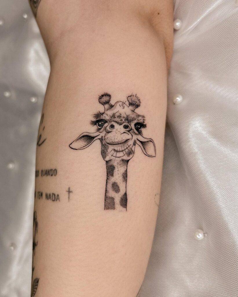 Tatuaggio carino della giraffa