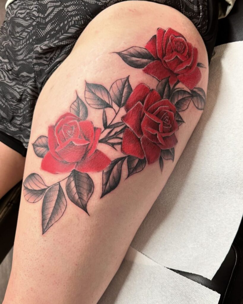 Tatuaje de rosas en el muslo