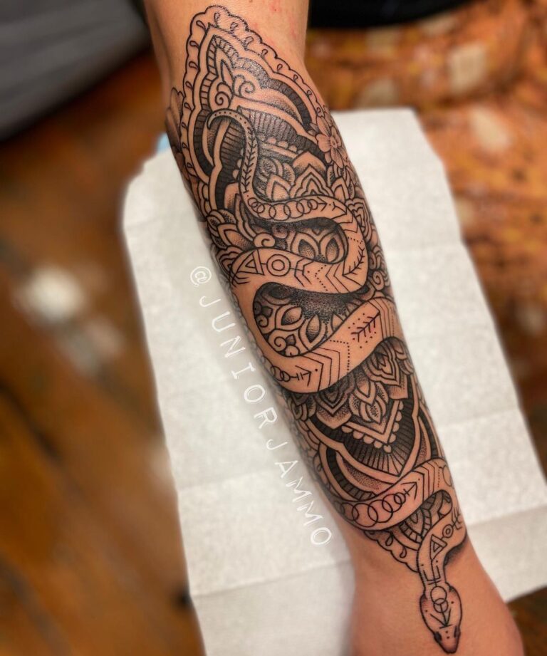 Tatuagem de mandala de cobra meia manga