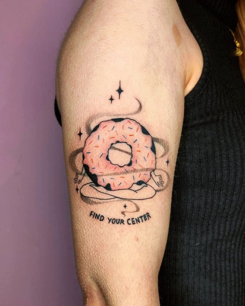 Tatuagem de donut meditando