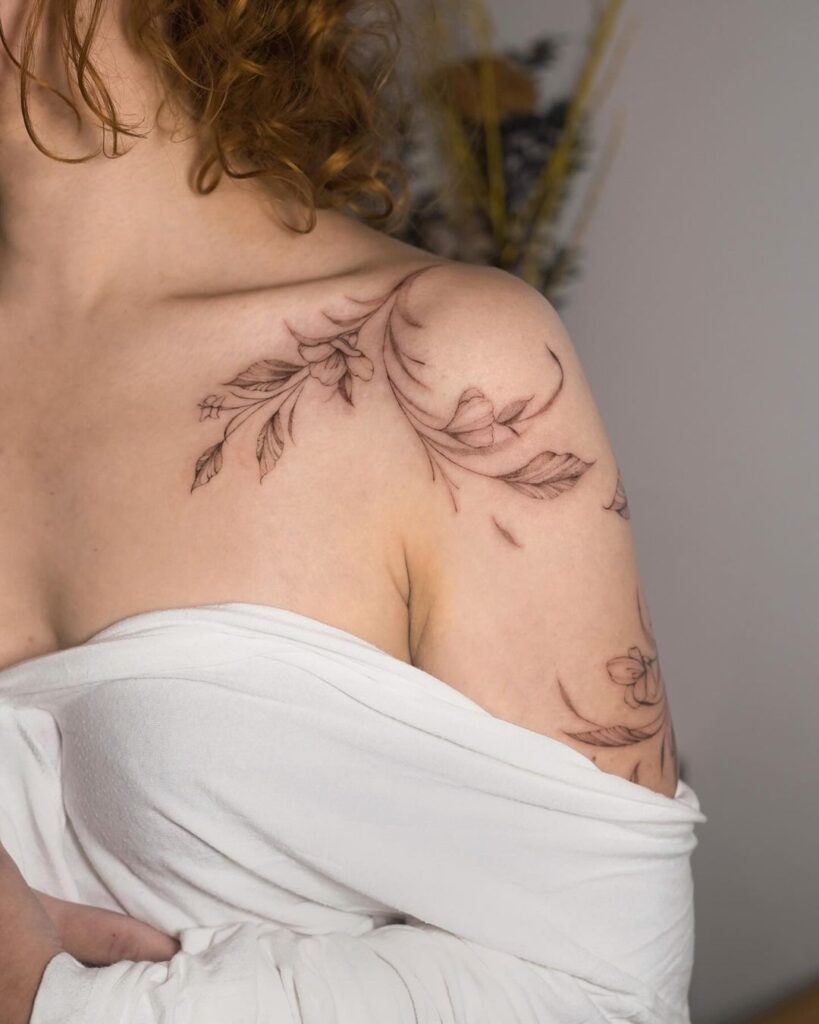 Tatuagem floral elegante no ombro