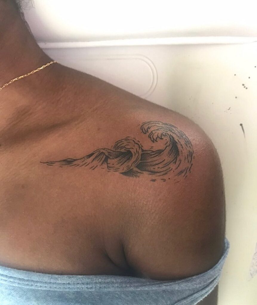 Tatuaje de ondas en el hombro