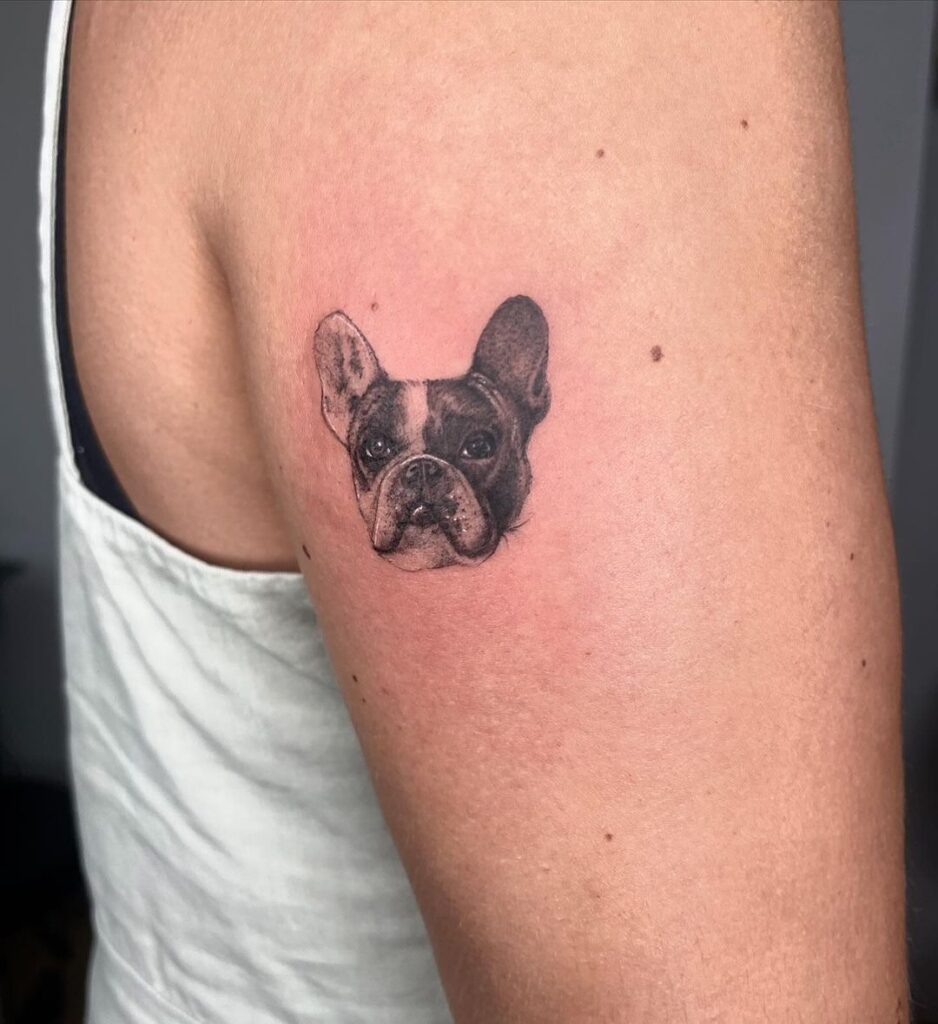 Tatuaggio del braccio di un piccolo bulldog francese