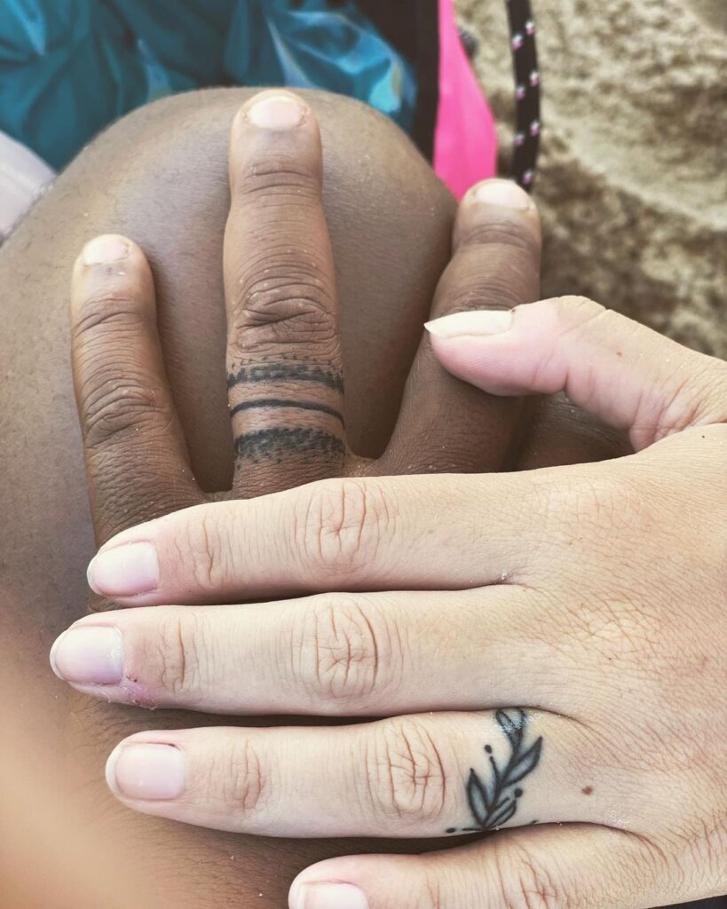 Dois desenhos diferentes para tatuagem de aliança de casamento