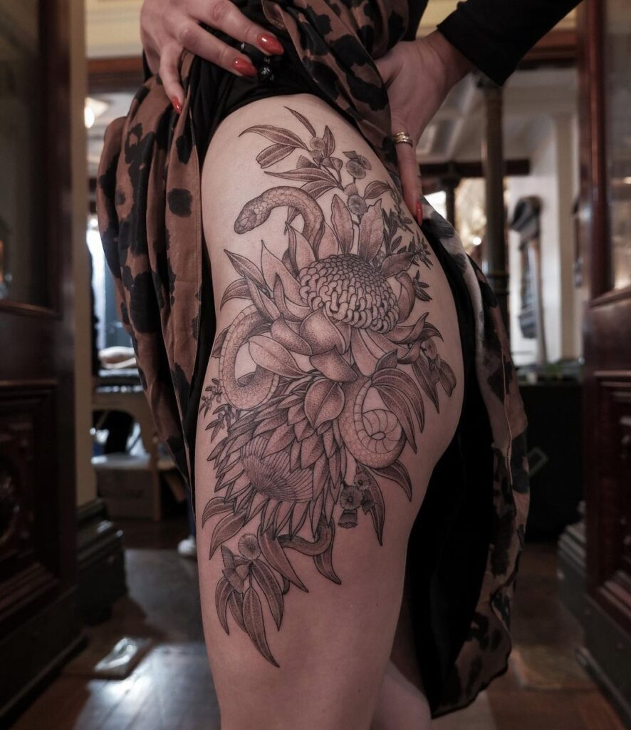 Tatuaggio dell'anca con Waratah e serpente