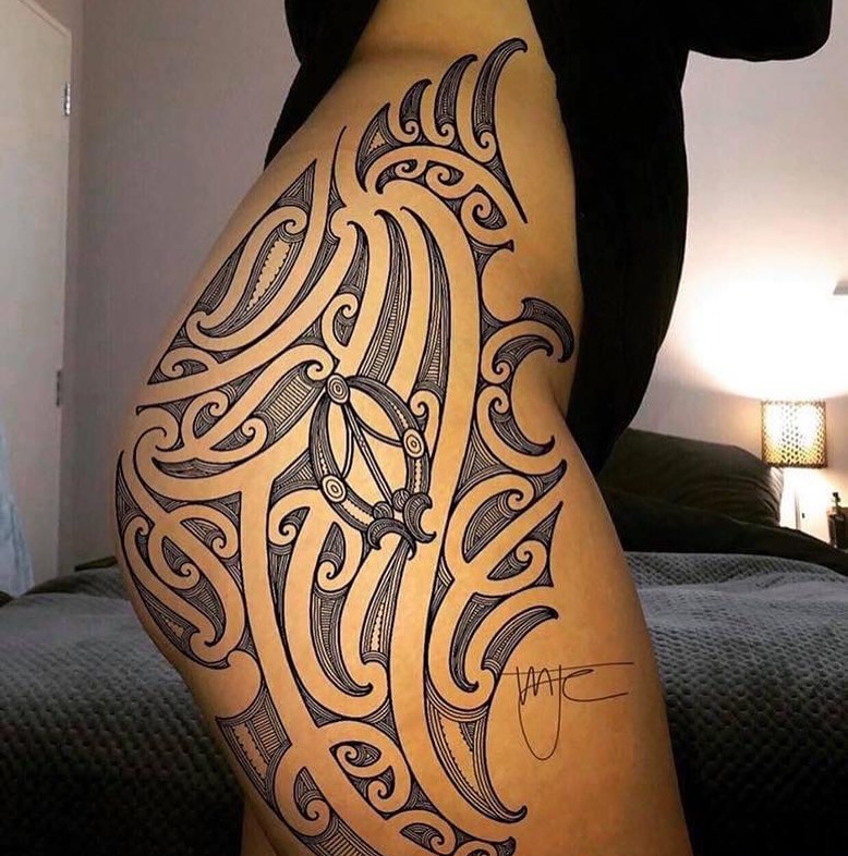 Maravilhosa tinta da anca Maori