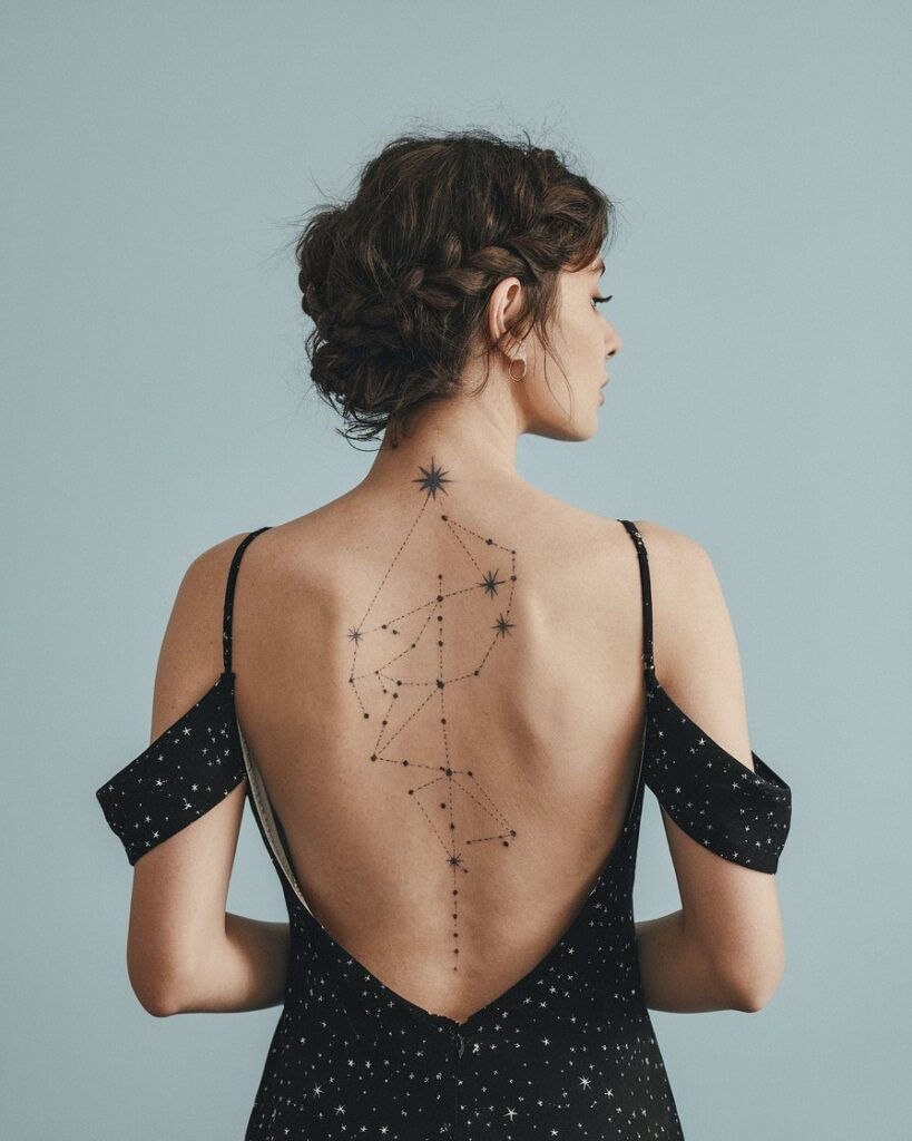 Tatuagem de constelação de estrelas na coluna vertebral