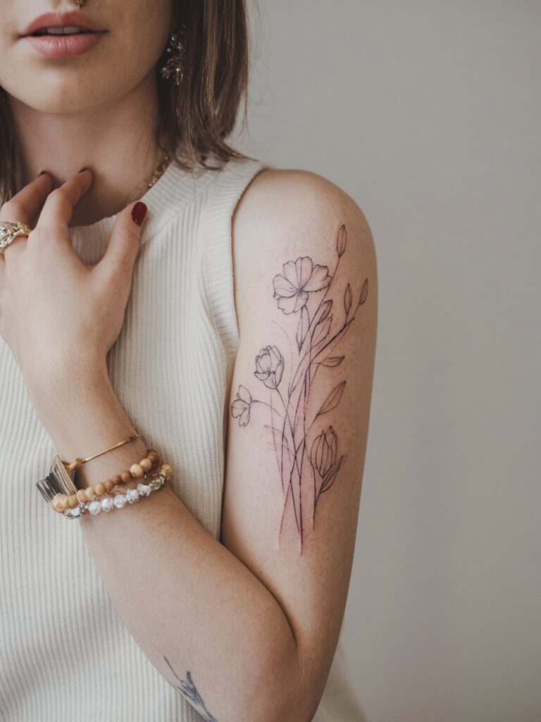 Tatuagem de flores no braço