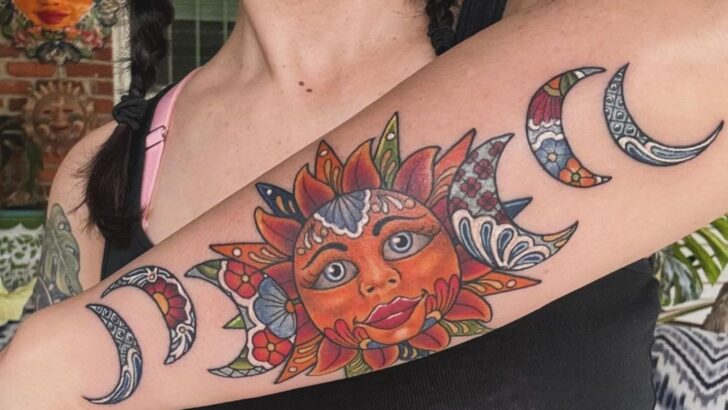 20 tatuaggi laterali dell'avambraccio creativi e belli per le donne.