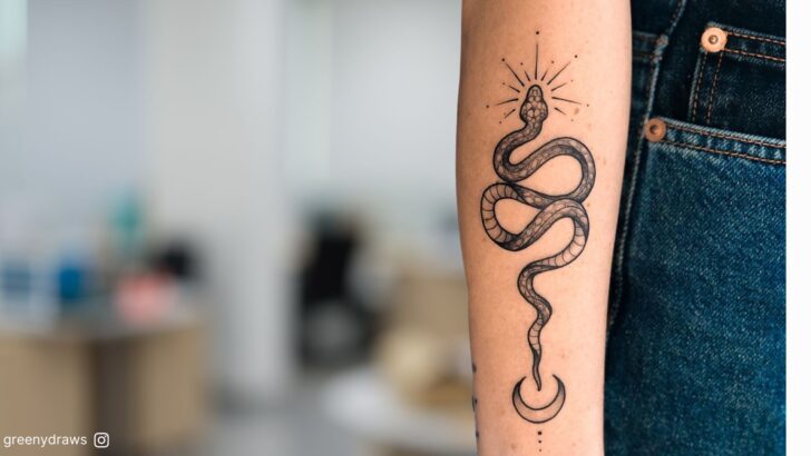 23 accattivanti tatuaggi di serpenti che celebrano la forza interiore.