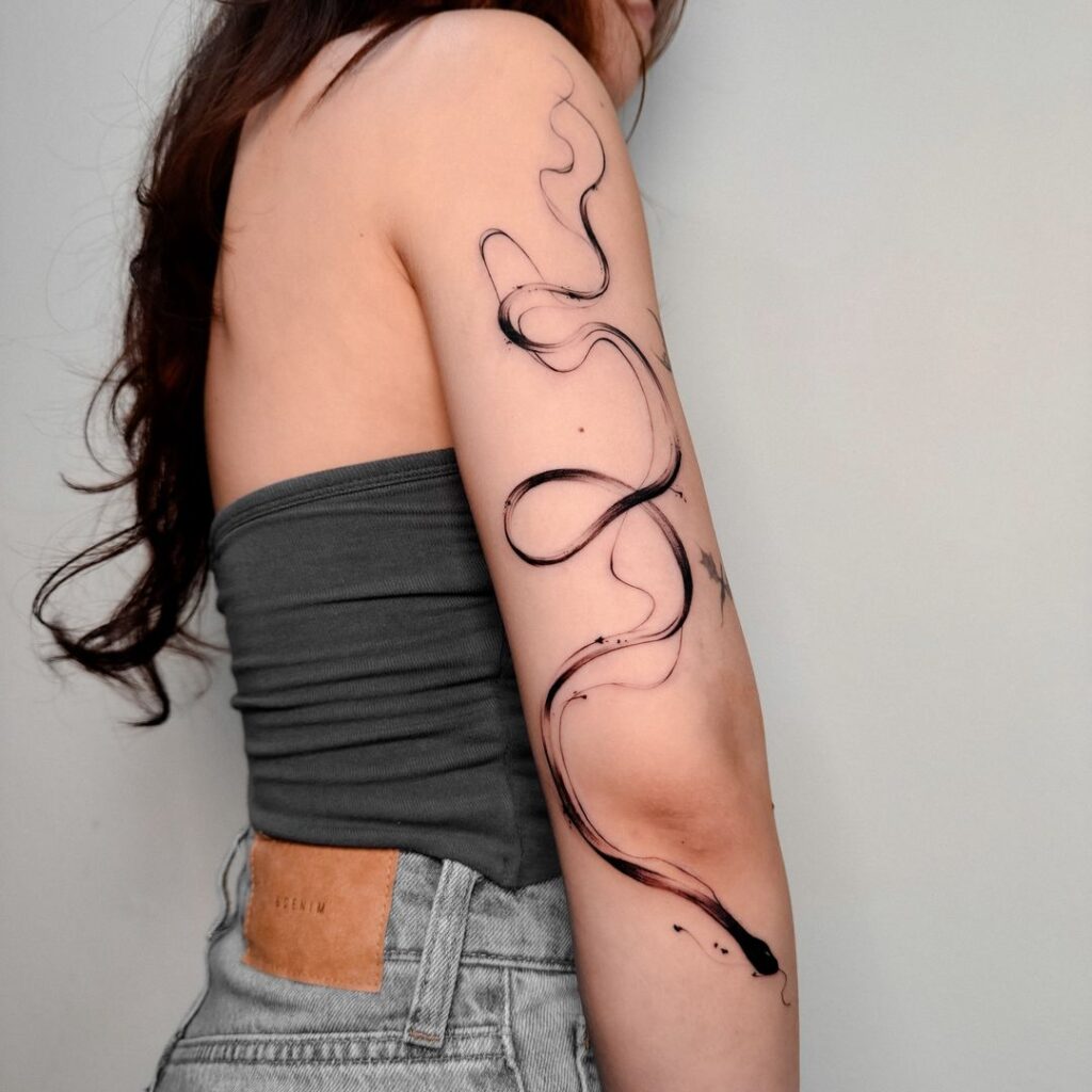 Tatuagem de serpentina abstrata