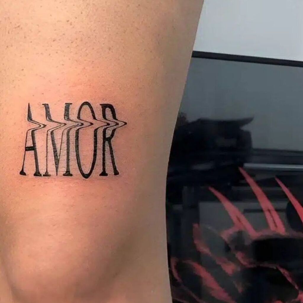 Tatuaggio con parola Amor sopra il ginocchio