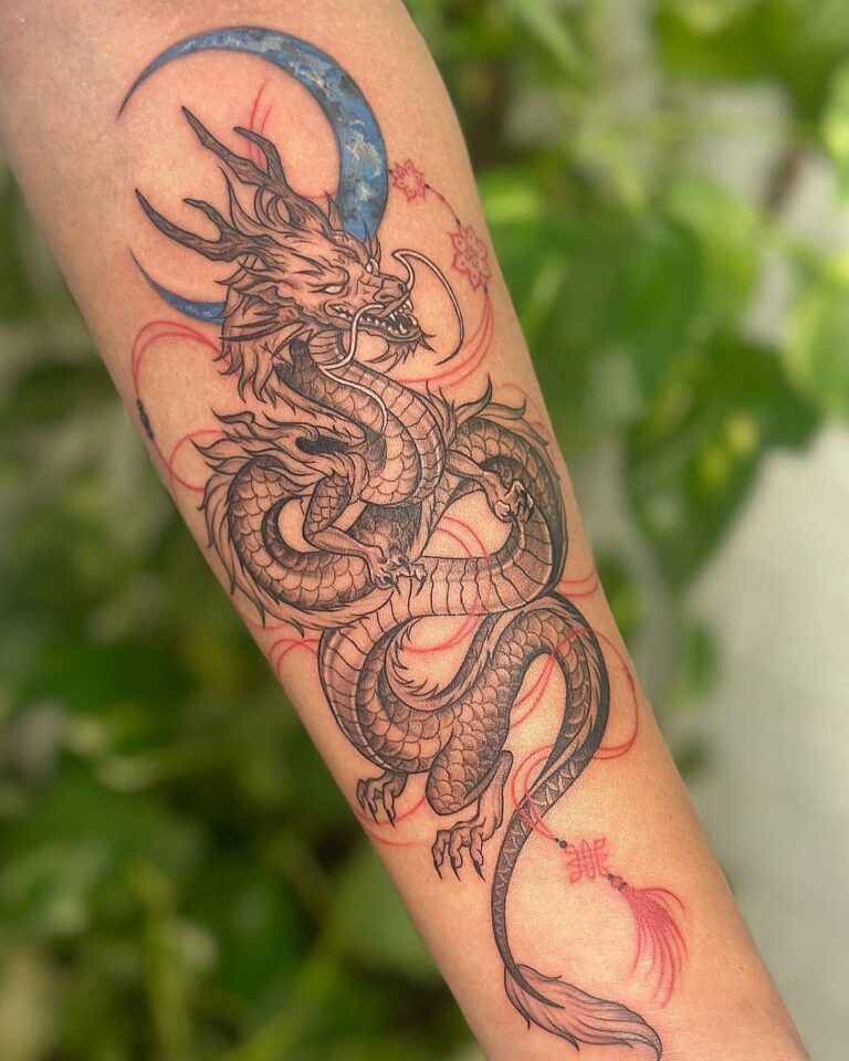 Tatuaggio del drago asiatico con luna blu