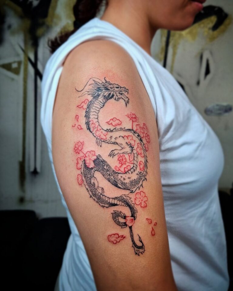 Tatuaje de dragón asiático con cerezos en flor