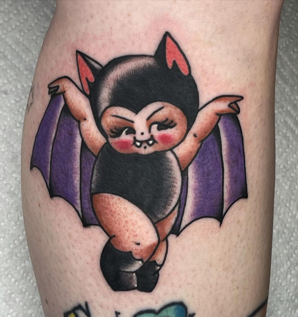 Tatuaggio di bambola Kewpie con pipistrello