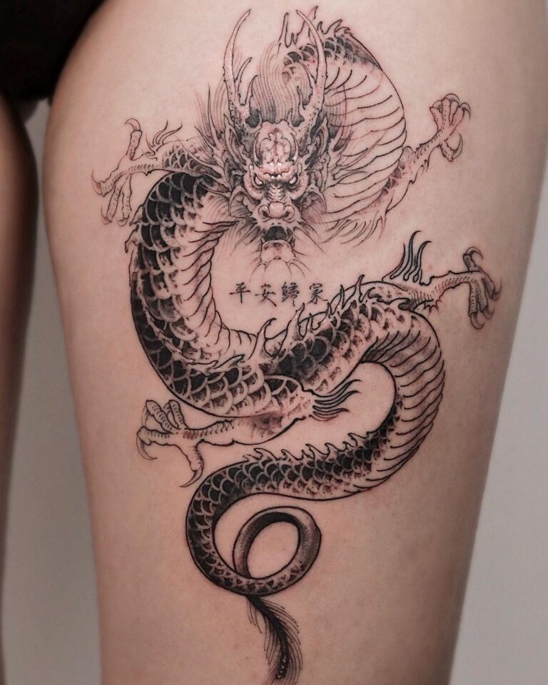 Tatuaggio nero asiatico del drago sulla coscia