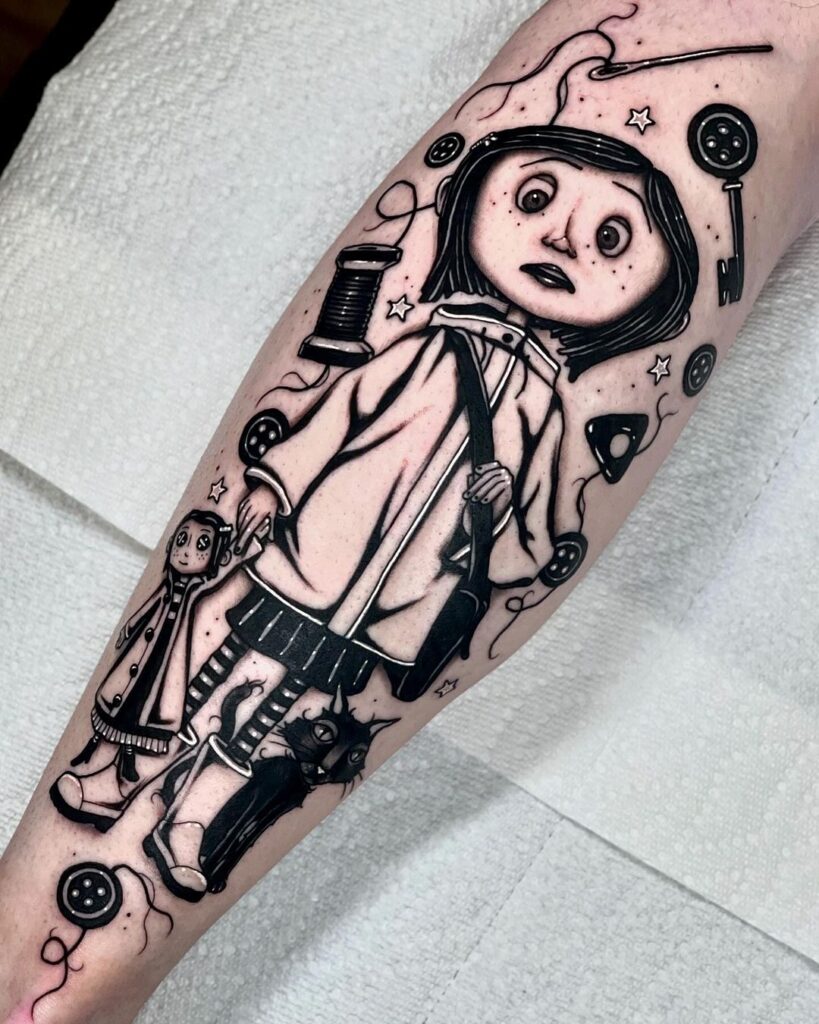 Tatuagem de Coraline em preto